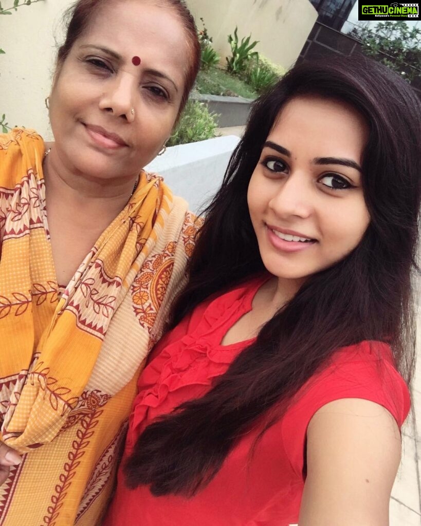 Suza Kumar Instagram - Happy birthday amma ❤️ I can do anything fr that one smile of urs .have been blessed with such a beautiful soul in my life as my parents 😇.will make u more happier and prouder ❤️may u get the best of everything and stay happy and blessed maa 😘😍 #momsbirthday #mylifeline #mommyandme #stayblessed ♥️✨