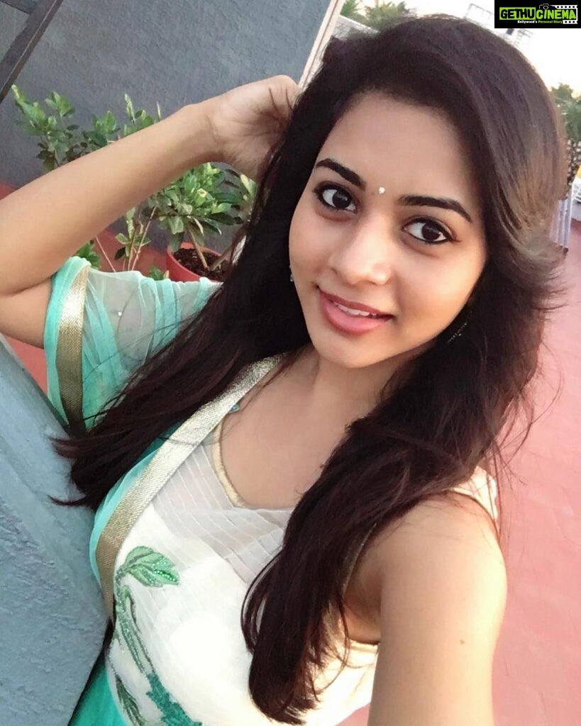 Suza Kumar Instagram - Just be yourself 🌸 let people see the real,imperfect,flawed,beautiful nd MAGICAL✨person that you r 🌸🍂 happy weekend 💗#instafamily #lifeisbeautiful #loveyourselffirst #suzakumar #livethelifeyoulove 😁❤🍂✨