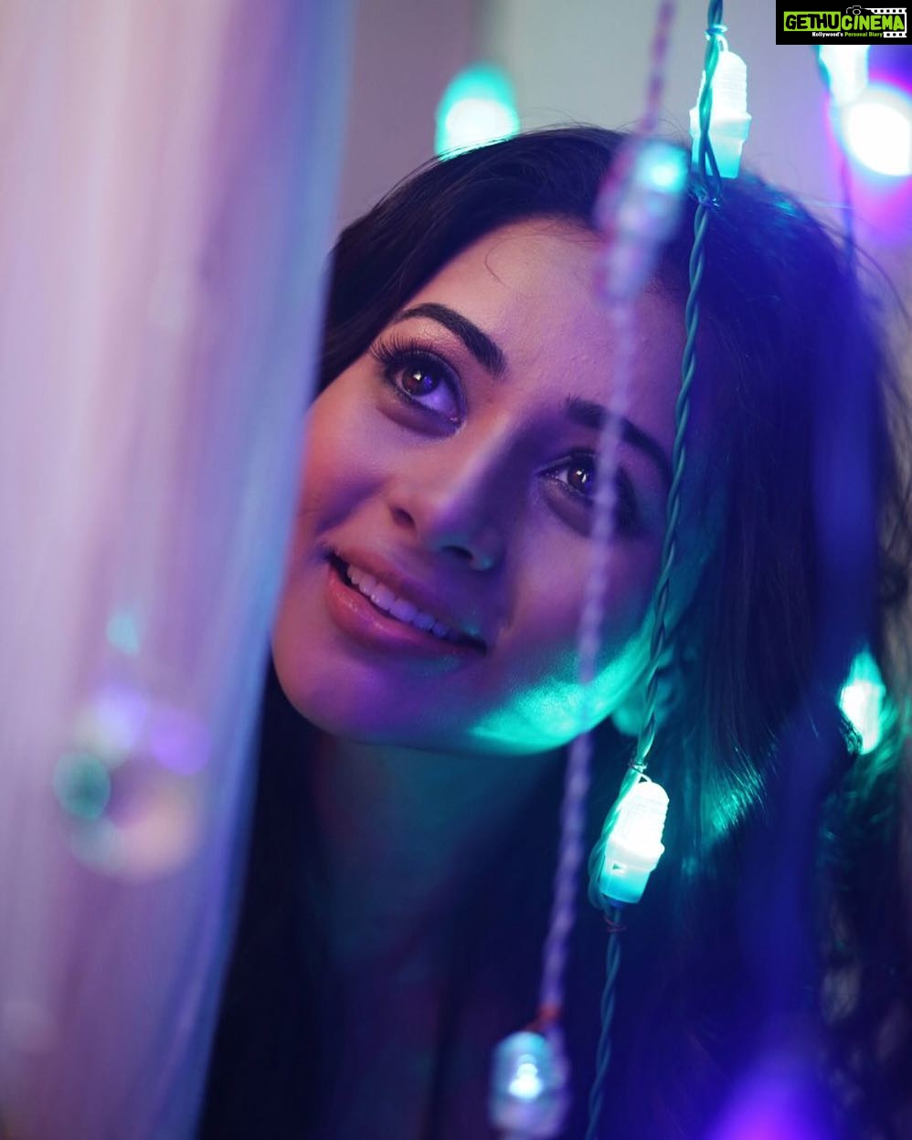 Suza Kumar Instagram - Always look on the bright side of life no matter what ,we r more blessed than what we think 😊💗✨ #lifeisbeautiful #dontforgettosmile #suzakumar #positivevibes #lovelife 💖✨