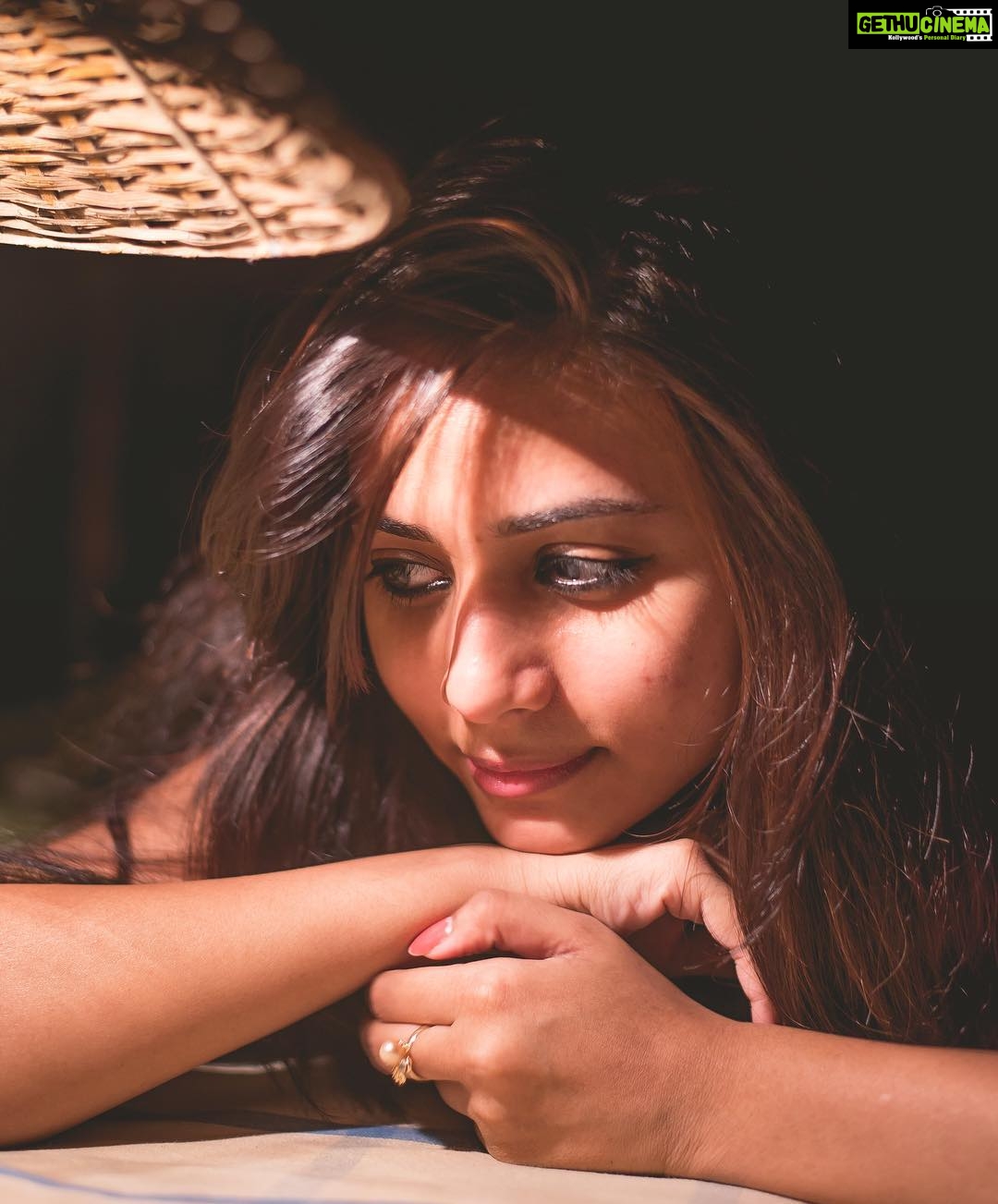 Suza Kumar Instagram - Lamp light love 😍❤...light and shadow play☺️✨ #littlethingsinlife #lifeisbeautiful #suzakumar #lamplight #lightandshadow #lovelife 💗😘
