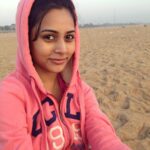 Suza Kumar Instagram - Early morning beach are the best place to be 😍such a peaceful fresh way to start a day ☺️happy morning all 😘💗 #earlymorning #natural #hoodie #beachlove #chennai #positivevibes #riseandshine 💕✨