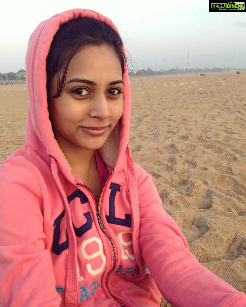 Suza Kumar Instagram - Early morning beach are the best place to be 😍such a peaceful fresh way to start a day ☺️happy morning all 😘💗 #earlymorning #natural #hoodie #beachlove #chennai #positivevibes #riseandshine 💕✨
