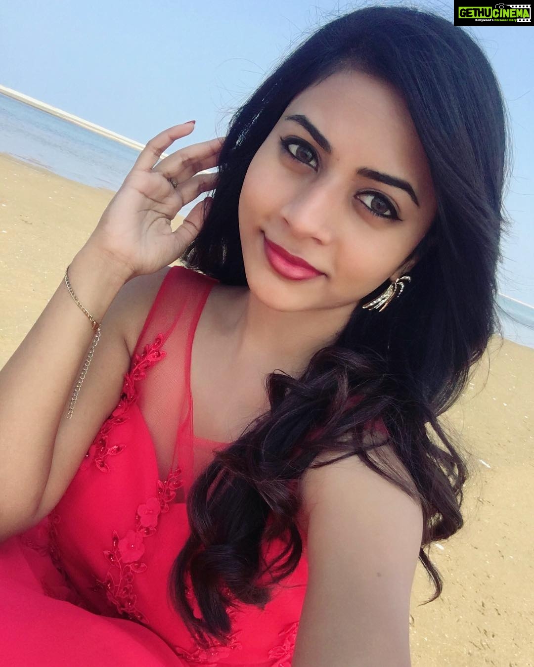 Suza Kumar Instagram - One happy valentine series is waiting fr u all 😍by my most fav photographer and my friend ❤ @lokesh_damodaran 💗.. #valentinesday #feb14 #waitforit #lovelife ✨💕