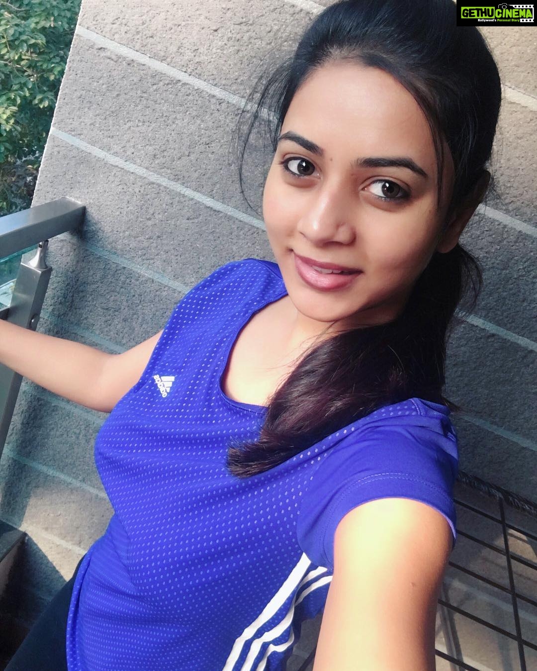 Suza Kumar Instagram - Gym after a long break ππ¬after some strong motivation from my mom decided to start again ππ ..let's get fit πͺπ»π#gymlife #motivation #getfit #lovelife πππΌββοΈ
