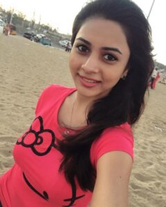 Suza Kumar Instagram - Those waves 🌊 and the breeze 😻never ending beach love 💗 #beachfun #withmom #chennai #lovelife 💕