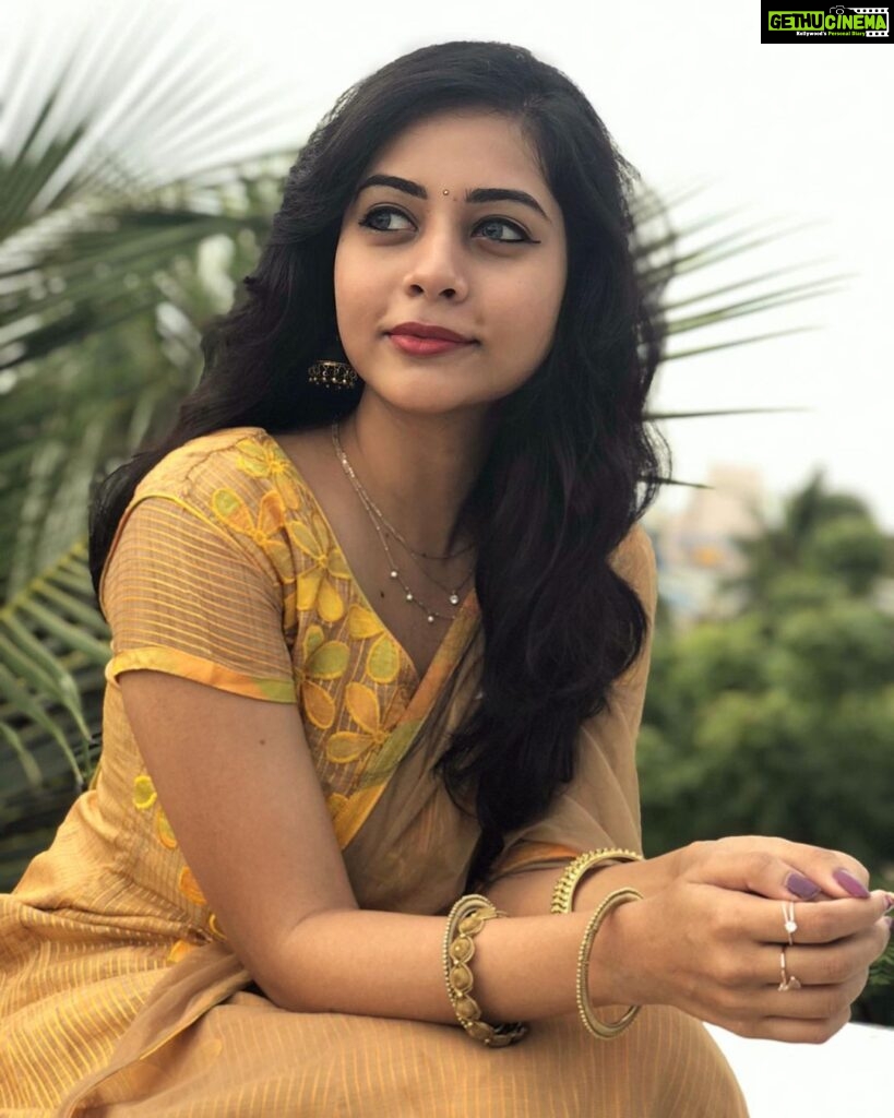 Suza Kumar Instagram - Never expect or depend on someone to make u happy ❣🤷🏻‍♀ Happines lies within you . Find yourself, knw ur worth nd find your happiness by finding the real you ♥ Trust the process and hold one ☺✨ . #happinessisachoice #trusttheprocess🙏 #holdon #lifelessons #knowyourworth #livelovelaugh 💫🧡