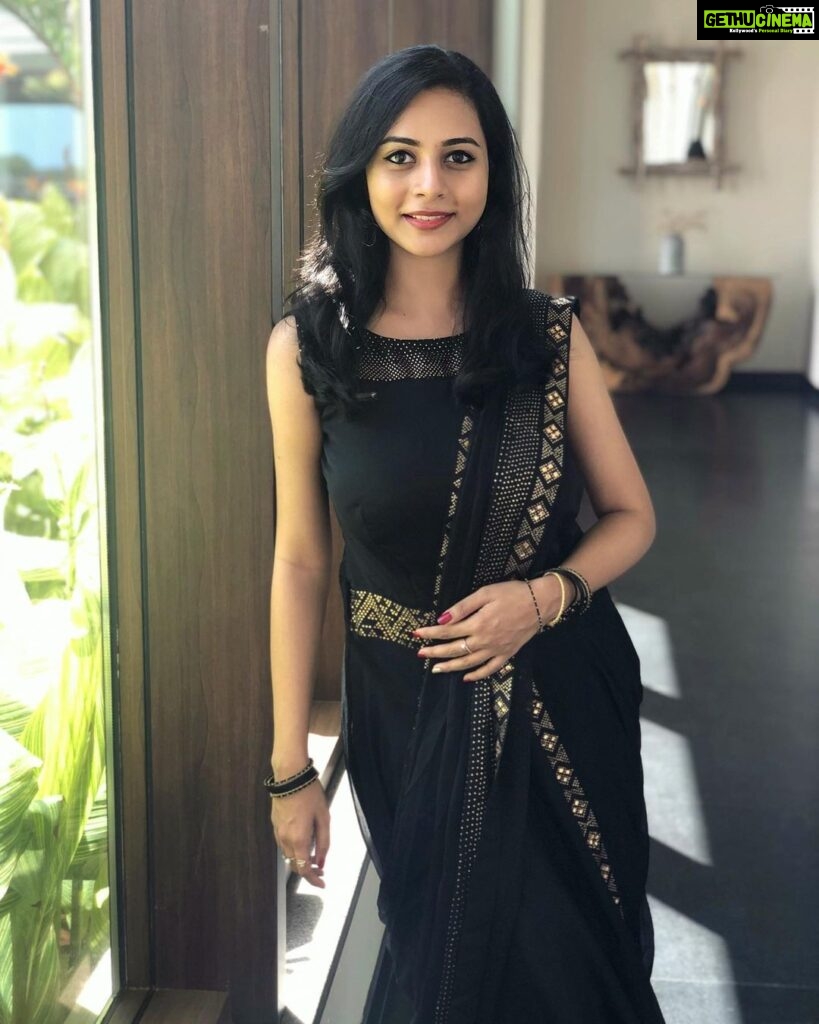 Suza Kumar Instagram - This beautiful dress 🖤 Itz my b’day gift from my mom 🥰 . Loved wearing it ✨ . #staybeautiful #loveyourself #september16 #positivevibes #newbeginnings #livethelifeyoulove ✨🖤✨🧡