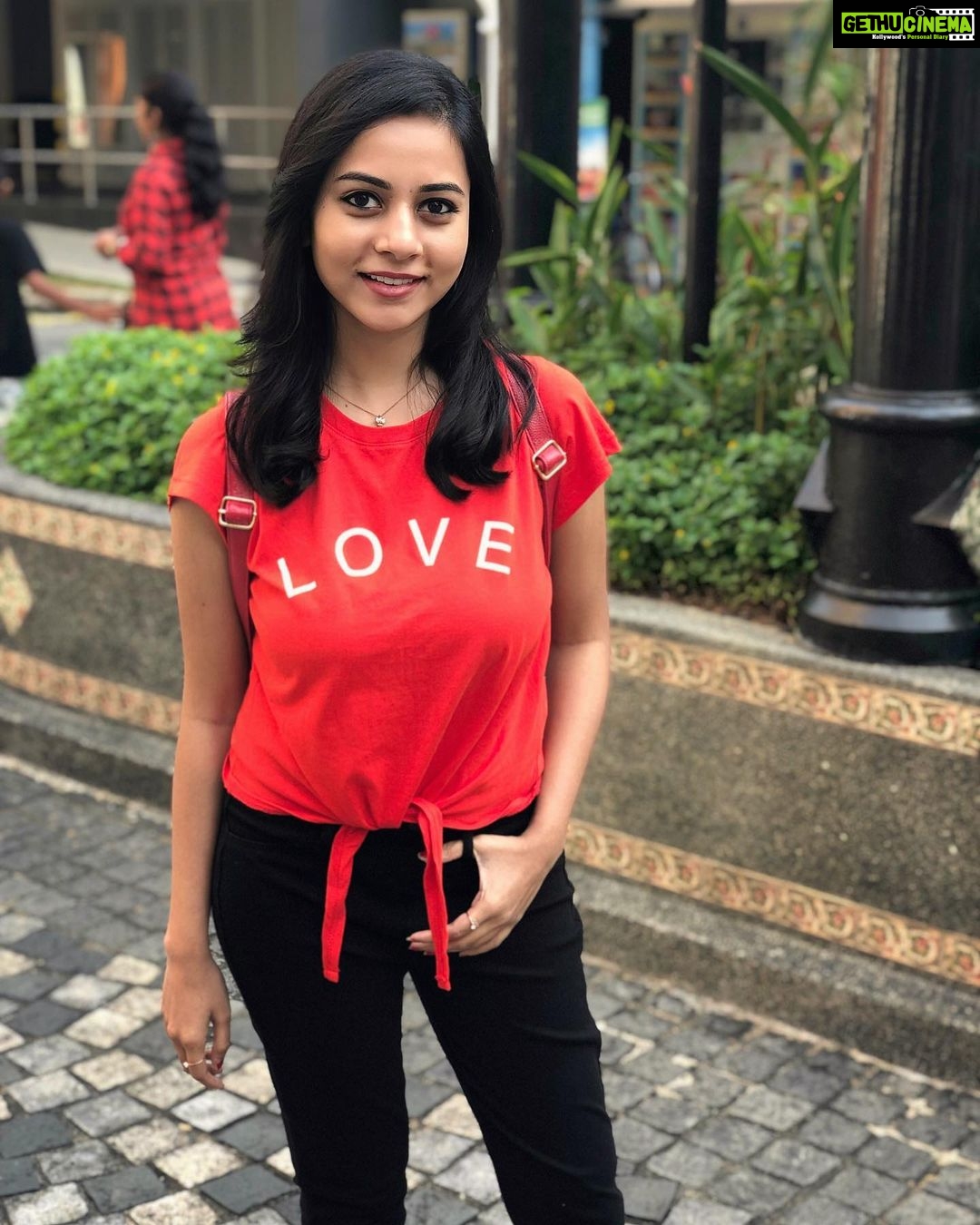Suza Kumar Instagram - Love is all we need β€οΈand it is what we can give so much at free of cost β¨π§π»ββοΈ . but never waste ur love for Sumone who donβt deserve it ,bcoz eventually it will lose Itz value and purpose π nd u will start to lose hope in giving love to the ppl who deserve βοΈβ₯οΈ . Never waste ur love for undeserving one β¨π§π»ββοΈ #lifelesson . . #loveisallweneed #selfrespect #neverlosehope #godhasbetterplans #livethelifeyoulove #loveyourself #livelovelaugh β¨β₯οΈπ§π»ββοΈ