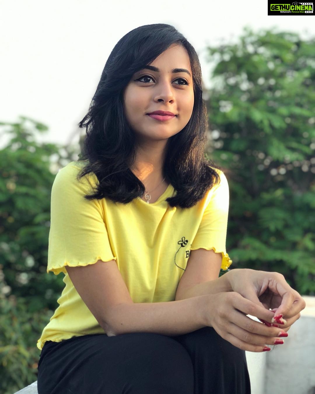 Suza Kumar Instagram - At times some ppl surprise me when they call being ‘pretty’ by just seeing the face and judge Sumone by the looks 🤷🏻♀️ Isn’t the real beauty lies inside us ? . . Nd everyone deserves Sumone who comes fr ur inner beauty❤️and that’s gona last more than just being pretty by face 😊🤷🏻♀️ . #happyeaster all stay blessed 😇☺️ . #lifelessons #beautyinside #lovelife #livelovelaugh ✨❤️✨