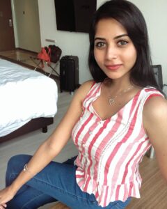 Suza Kumar Instagram - There’s a million stories and emotions hidden behind those eyes, yet there’s a bit of magic 🪄 she leaves with a smile that says everything is going to be alright ❤️‍🩹❣️
.
#itsokaynottobeokay #loveyourself #youmatter #lifeisbeautiful #eyesspeak #heal #everythingwillbeok ❤️
