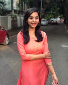 Suza Kumar Instagram - This beautiful dress 👗 from @poshe_mode ❤️✨
.
📸 @dani_cliff_92 🐵
.
#staypositive #holdon #lifeisbeautiful #liveyourbestlife 💕✨