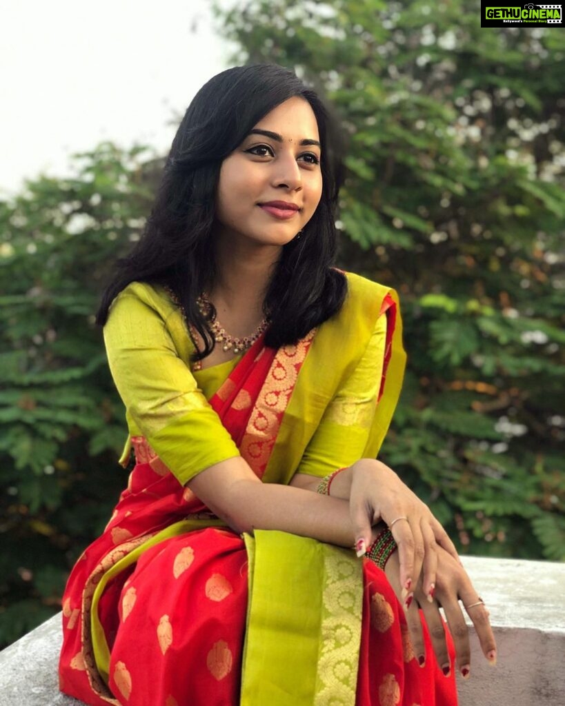Suza Kumar Instagram - Wishing u all a beautiful Deepavali ✨😊❤️ . . Let only the happiness ,good vibes and positive energy flow around u and never let that smile go away from yu ♥️ Stay safe and have fun like the old times we do 😆☺️ . . have a safe and colourful Deepavali ✨💫💥 . #happydiwali #festivaloflights #deepavali #familylove #stayblessed #staysafe #happiness 💕✨💫