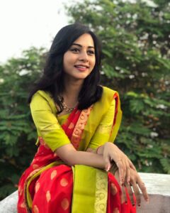 Suza Kumar Instagram - Wishing u all a beautiful Deepavali ✨😊❤️ .
.
Let only the happiness ,good vibes and positive energy flow around u and never let that smile go away from yu ♥️
Stay safe and have fun like the old times we do 😆☺️ .
.
have a safe and colourful Deepavali ✨💫💥
.
#happydiwali #festivaloflights #deepavali #familylove #stayblessed #staysafe #happiness 💕✨💫