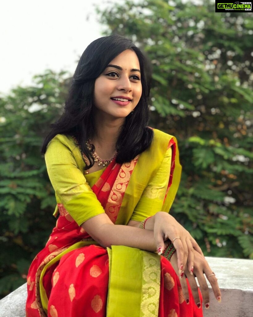 Suza Kumar Instagram - Wishing u all a beautiful Deepavali ✨😊❤️ . . Let only the happiness ,good vibes and positive energy flow around u and never let that smile go away from yu ♥️ Stay safe and have fun like the old times we do 😆☺️ . . have a safe and colourful Deepavali ✨💫💥 . #happydiwali #festivaloflights #deepavali #familylove #stayblessed #staysafe #happiness 💕✨💫