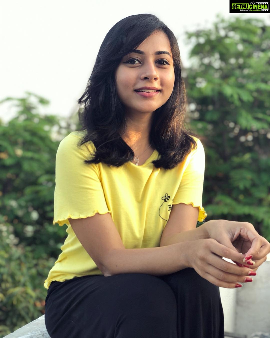Suza Kumar Instagram - At times some ppl surprise me when they call being ‘pretty’ by just seeing the face and judge Sumone by the looks 🤷🏻♀️ Isn’t the real beauty lies inside us ? . . Nd everyone deserves Sumone who comes fr ur inner beauty❤️and that’s gona last more than just being pretty by face 😊🤷🏻♀️ . #happyeaster all stay blessed 😇☺️ . #lifelessons #beautyinside #lovelife #livelovelaugh ✨❤️✨
