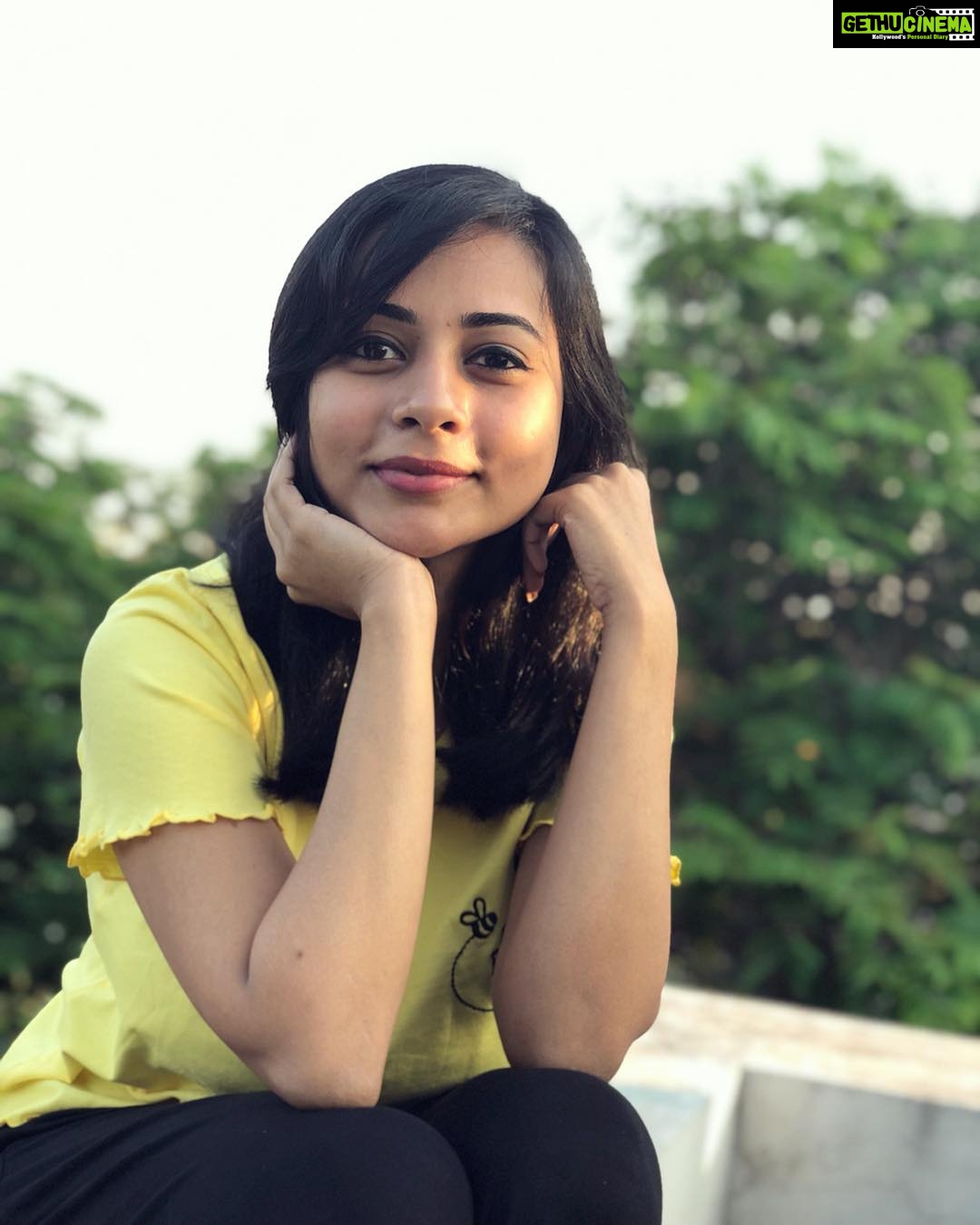 Suza Kumar Instagram - At times some ppl surprise me when they call being ‘pretty’ by just seeing the face and judge Sumone by the looks 🤷🏻♀️ Isn’t the real beauty lies inside us ? . . Nd everyone deserves Sumone who comes fr ur inner beauty❤️and that’s gona last more than just being pretty by face 😊🤷🏻♀️ . #happyeaster all stay blessed 😇☺️ . #lifelessons #beautyinside #lovelife #livelovelaugh ✨❤️✨