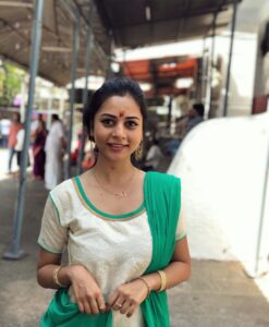 Suza Kumar Instagram - Temple time #kalahasti ♥️😇
.
 Let only Gud vibes and happiness stays with us forever in this journey ✨✨☺️♥️
.
Ps -yes that rare over bhakthi face 😅🥰☺️
.
#temple #kalahasthi #blessed #goodvibes #livelovelaugh ✨☺️