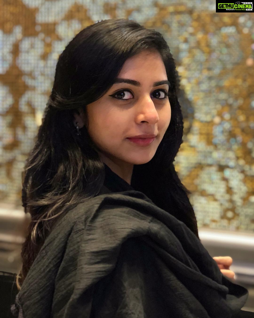 Suza Kumar Instagram - அவள் 🖤 . (Swipe ♠️) . #littlethingsinlife #onelife #loveyourself #positivevibes #livelovelaugh ✨🧡