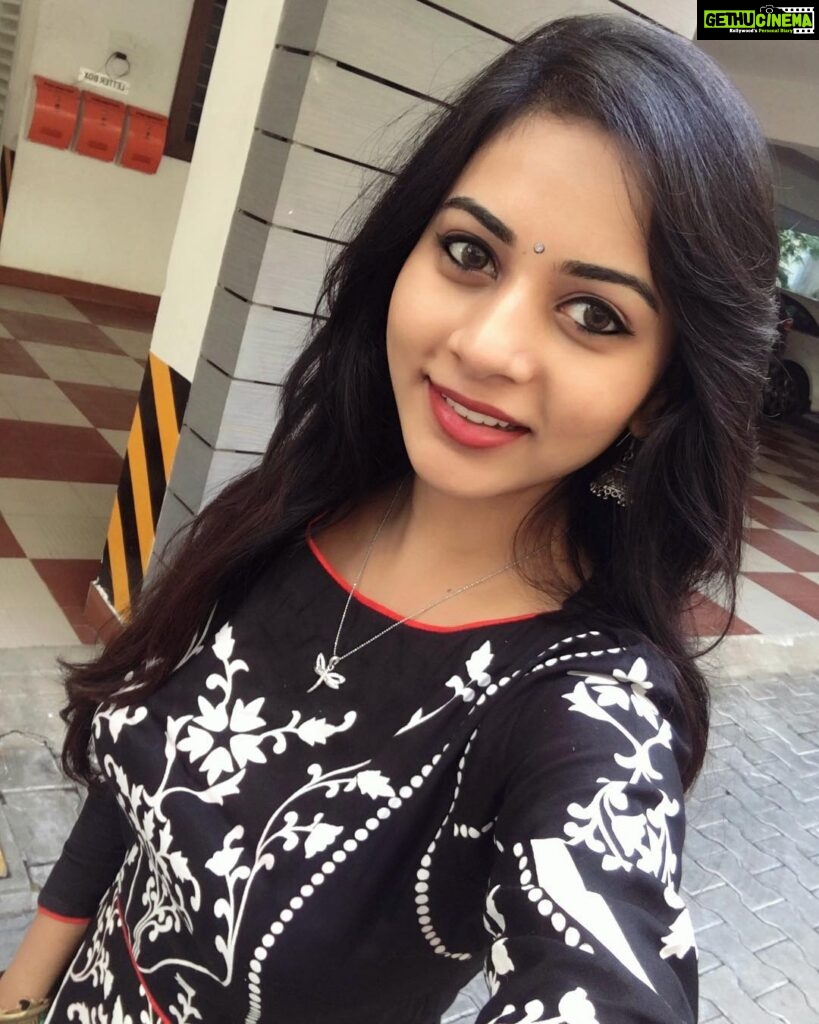 Suza Kumar Instagram - Just a thank u post for this year 😉🧡 Ps - no matter what put that smile on ur face and move on ♥🔥✨ . Well 2018 was not the best year for me ! Faced lots of hurdles,struggled with some health issues and getting emotionally drained with few incidents it was a roller coaster ride to have such life lessons 🧚🏻‍♀✨ . i thank this year for it and some ppl who showed me what life can do (changing easily ) 🤷🏻‍♀Lol Anyway I really thank few ppl nd my parents who stood by me no matter what ♥⛄ . Well only in bad times we realise who is that REAL ones in ur life who hold u strong no matter what 😊thank u 2018 for that one ♥ . I hope we all have a very Gud start of 2019 ✨🥰with all the gud positive energy ✨💛 Let’s not forget the valuable lessons and gud memories we had in #2018 😂😊 . #thankyou2018 #lifelessons #keepgoing #positivevibes #newyearvibes #staystrong #livethelifeyoulove #neverloseyoursmile ✨😊🧚🏻‍♀