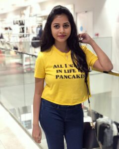 Suza Kumar Instagram - Hello December 🌸💛🌸
.
#hellodecember #favouritemonth #newhope #newdreams #happymonth #celebratelife #livelovelaugh ☺️♥️✨💋