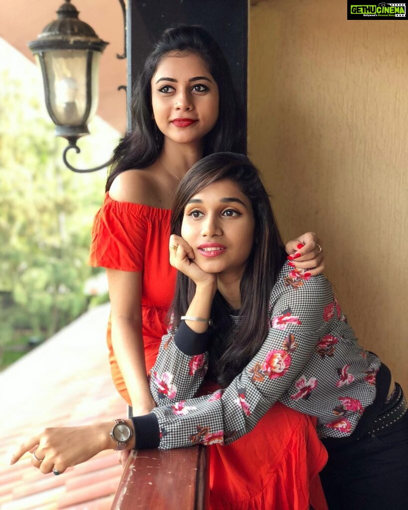 Suza Kumar Instagram - My azhagi ♥ One absolute adorable monkey crazy soul 🤣i ever met 😍 Nila, u just don’t knw how blessed ur that u get to knw me bcoz only Sumone who is monkey crazy as u can deal ur crankiness 😆😝♥ Itz just so hard to put Gud words abt u 🤣 . Ps-I wanted to save this pic fr ur spl day 🤪 but then I just can’t wait to post this epic pic of us thinking that we gave an epic pose ,we assume ourself and laugh 🤣🤣😝 . Love u 💋 . . #sisterlove #friendslikefamily #nila #littlethingsinlife #grateful #happysoul #lovelife ✨🧡