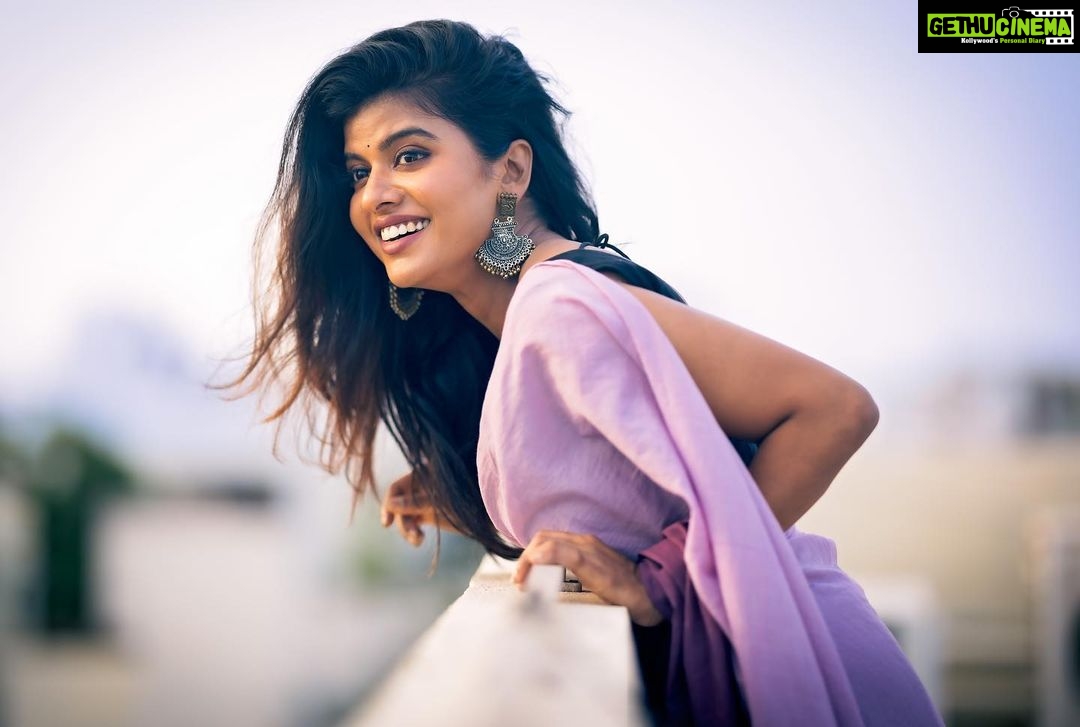 Swagatha S Krishnan Instagram - மொட்டமாடி மொட்டமாடி ஒரு love ஜோடி love ஜோடி 🌸 Wearing the limited edition ombre statement Juhi from @taarabai.online Photographed by @dualpixelstudio Mua : @anjusartistry 🌸 #vedikkai #vetti #photoshoot #mottamaadisandhippu #swagatha #singerswagatha