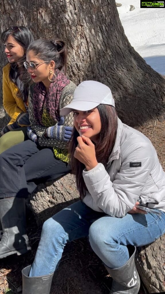 Swagatha S Krishnan Instagram - Throwback to being the jukebox player for a group of friends while hiking in freezing cold, through knee deep Snow at an impossible altitude where it was hard to even breathe. This video was a favourite moment ♥️ #throwback #kashmir #travel #kanmani