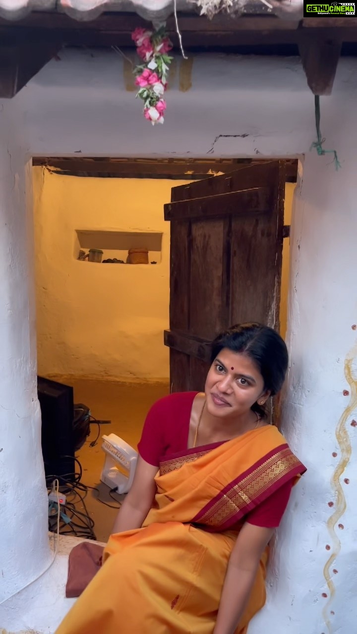 Swagatha S Krishnan Instagram - When I say time and again that shooting for my feature film Born yesterday is such a fun experience, I meant moments like what you see here ♥️ படப்பிடிப்பிற்கு நடுவில் எங்களை பாட வைத்து அழகு பார்க்கும் எங்கள் அன்பு இயக்குனர் @rajrajan17 ♥️ கூட சேர்ந்து பாடும் Cast and crew 💃🏻 #shootingspotjamscenes #schedule2 #Bornyesterday #madurai @btrcall_sol @gavarilo @thedeadcancer @rohitdop @pri_rolling @kinder_joy_mathew @athipan212