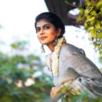 Swagatha S Krishnan Instagram - நேத்து ஓரக்கண்ணில் நா ஒன்ன பாத்தேன்… ;) 🙈 Shot by : @sinty_boy & @thetravelingphotographist Mua and hair stylist : @anjusartistry Retouch : @thetravelingphotographist