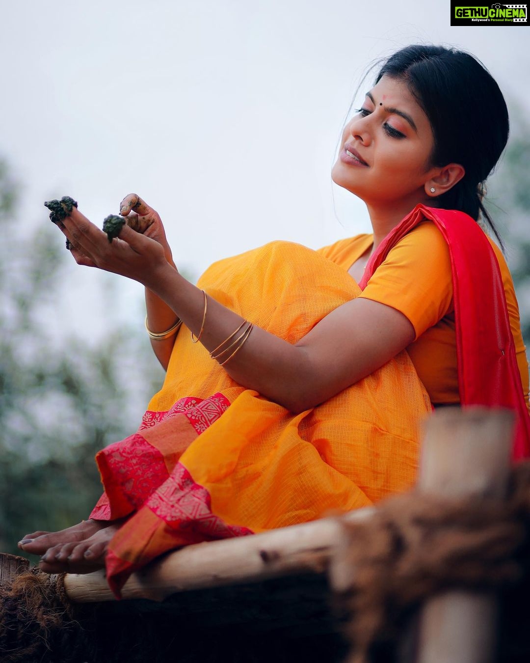 Swagatha S Krishnan Instagram - மருதாணி சிவப்பா வெட்கம் சிவப்பா ♥️ Shot by the brilliant @karthikha_photography mua @bhairavimakeoverartistry #maduraikaari #oorkaaraponnu #actor #singer