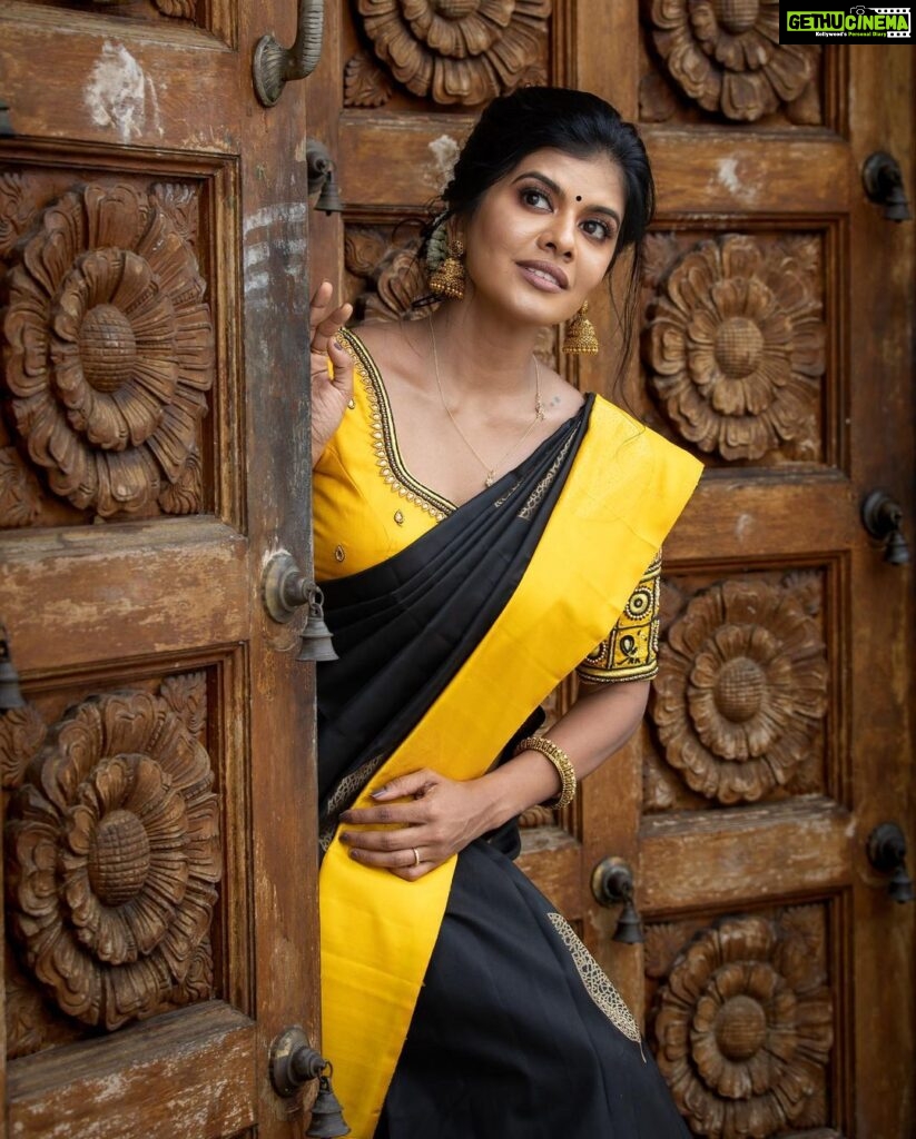Swagatha S Krishnan Instagram - This was such a memorable shoot for many reasons. Firstly for the wonderful @milarajmakeup s talent, for keeping my skin tone intact and giving me my favourite kind of flawless makeup. This gorgeous saree in black and yellow from @kanchi_divine_collection , the wonderful @saransphotography on the camera , Mallipoo in malaysia from @sanas_garden and @raj_kumar_8211 for the impeccable hospitality and welcome ! Cant thank you guys for making me so comfortable throughout the shoot . Cant wait to be back in malaysia to see you all ♥️