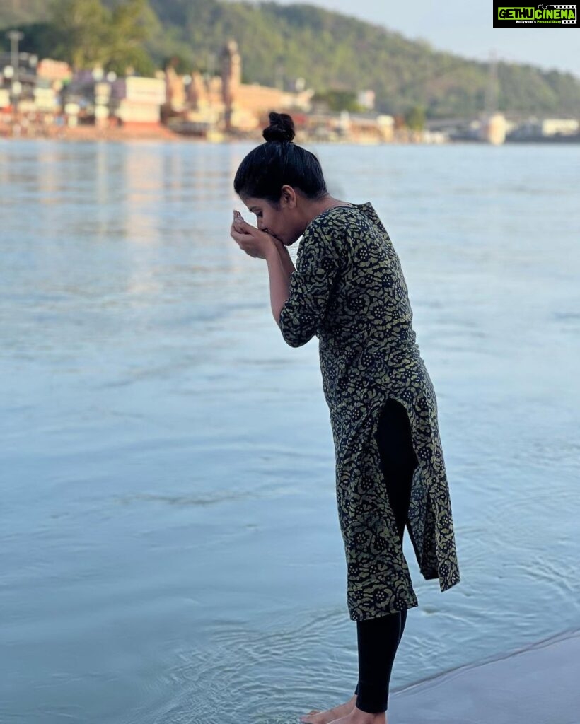 Swagatha S Krishnan Instagram - Ma Ganga 🙏🏼 Wishing and praying for all of us to the mighty mother Ganga from Rishikesh . She s the greatest mother and medicine that has been gifted to us. 🙏🏼 #jaigangamaiyya
