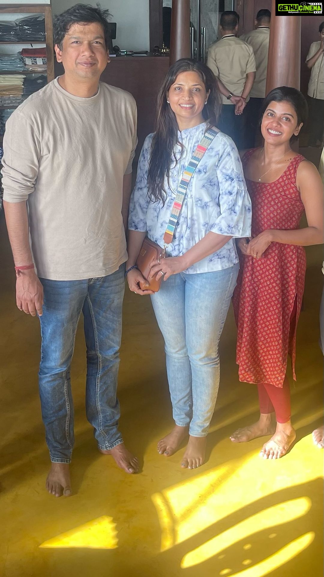 Swagatha S Krishnan Instagram - Truly a blessing for me @seeking_blue and @settling_within to host my idol the amazing singer @vijayprakashvp sir and @mahathivijayprakash akka at @bemonkwellness . He sang some heartmelting kirtans and also graciously heard my song. Couldnt have asked for a better launch of our dream project. Thank you @tejasvisurya for making this happen !