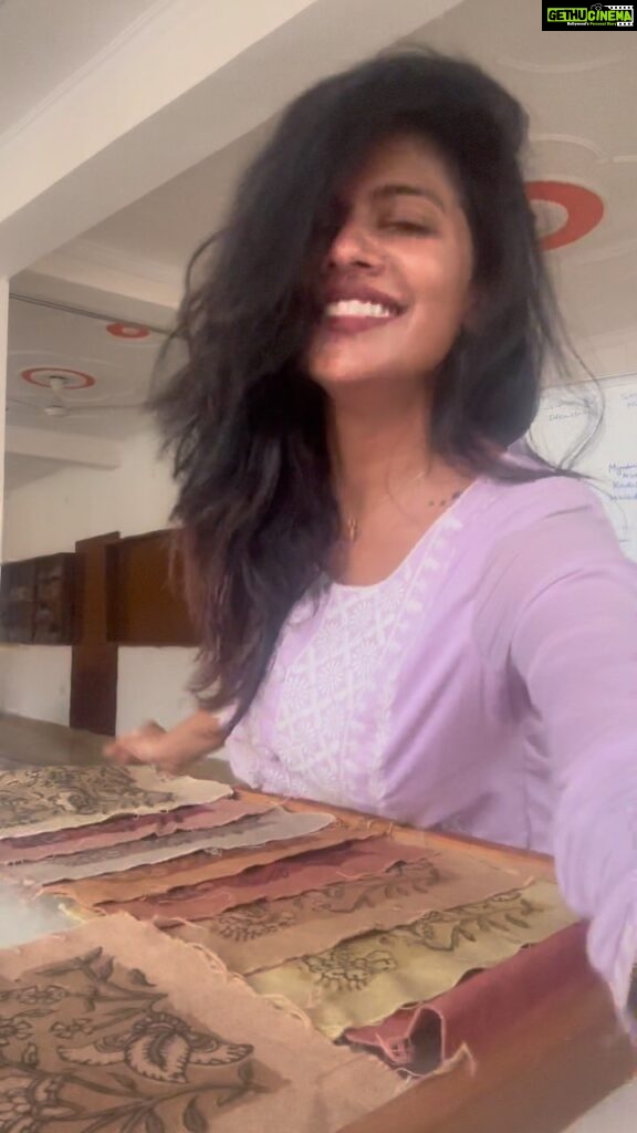 Swagatha S Krishnan Instagram - Breaking into a song at workplace isnt strange with me being around :) 🌺 #taarabai #arthouse #singer #actor #artisan #businesswoman #ayurveda Rishikesh ऋषिकेश