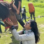 Swagatha S Krishnan Instagram - Meri Rani ♥️🐴 my smartest & naughtiest trek partner. Thanks to her, ther ll soon be numerous horses trotting around my farm . Thanks to @bluesheepadventures @muzafiraonthemountains for guiding me on this life changing experience with the Kashmir Great Lakes Trek . Kashmir , Zu Vandai ♥️ Thanks da amar @camera_with_wings for photograph-ing this beautiful moment. #trek #mountains #kashmir