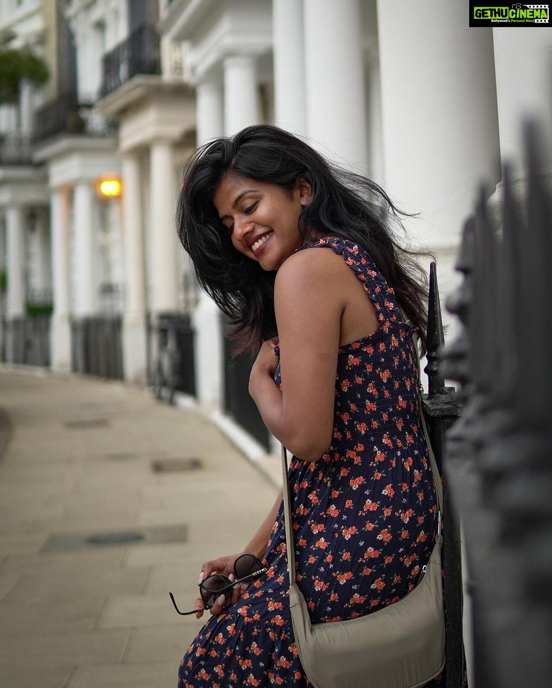 Swagatha S Krishnan Instagram - விழியிலே ஒரு கீறலே விழுந்ததே தெரியாமலே :’) Some memories just refuse to leave ur heart . London was definitely one lasting love story ♥️ photography by Le’ amazing and fun @_lost_in_transit @bullishpixels