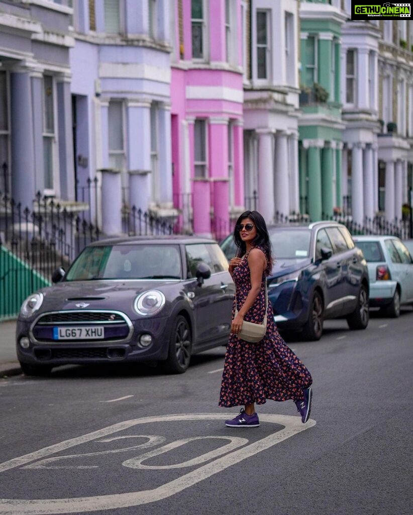 Swagatha S Krishnan Instagram - யார் இந்த சாலை ஓரம் பூக்கள் வைத்தது காற்றில் எங்கெங்கும் வாசம் வீசுது 🌸 Le’ amaze max photographer @bullishpixels @_lost_in_transit 🌸#london #nottinghill #streetphotography