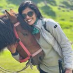 Swagatha S Krishnan Instagram - Meri Rani ♥️🐴 my smartest & naughtiest trek partner. Thanks to her, ther ll soon be numerous horses trotting around my farm . Thanks to @bluesheepadventures @muzafiraonthemountains for guiding me on this life changing experience with the Kashmir Great Lakes Trek . Kashmir , Zu Vandai ♥️ Thanks da amar @camera_with_wings for photograph-ing this beautiful moment. #trek #mountains #kashmir