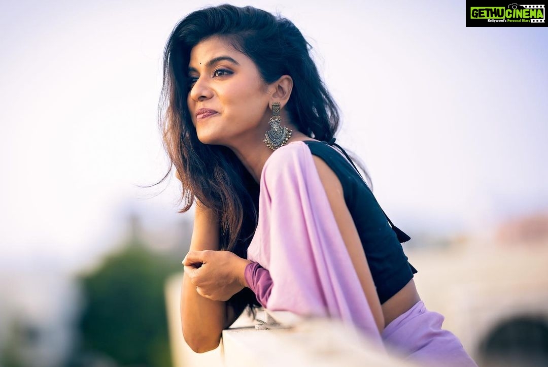 Swagatha S Krishnan Instagram - மொட்டமாடி மொட்டமாடி ஒரு love ஜோடி love ஜோடி 🌸 Wearing the limited edition ombre statement Juhi from @taarabai.online Photographed by @dualpixelstudio Mua : @anjusartistry 🌸 #vedikkai #vetti #photoshoot #mottamaadisandhippu #swagatha #singerswagatha