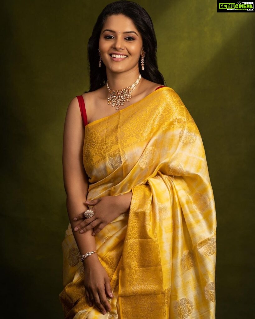 Swathishta Krishnan Instagram - SAREE is always an Epitome of FEMININITY 💛 . . . . Beautifully crafted @rajmahal_official Perfect accessories by @fineshinejewels MUAH @jiyamakeupartistry @marysbridalstudio Shot by @mikkie_photographhy