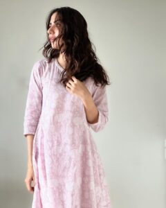 Swati Kapoor Instagram - There I glow again 💕 

Outfit @akisostore 

Styled by @seam_stress_by_rajludhwani