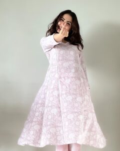 Swati Kapoor Instagram - There I glow again 💕 Outfit @akisostore Styled by @seam_stress_by_rajludhwani