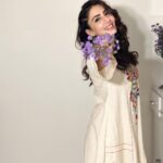 Swati Kapoor Instagram - 🪻🪻🪻🪻🪻 Have you downloaded hipi yet ? Link in bio 🪻 Outfit by @pinkwardrobevadodara Styled by- @seam_stress_by_rajludhwani
