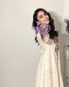 Swati Kapoor Instagram - 🪻🪻🪻🪻🪻

Have you downloaded hipi yet ? 
Link in bio 🪻

Outfit by @pinkwardrobevadodara 

Styled by- @seam_stress_by_rajludhwani