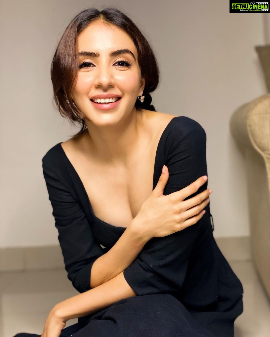 Swati Kapoor - 52.8K Likes - New video is up on hipi.
Link in bio.