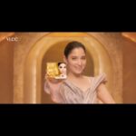 Tamannaah Instagram - Glow that’ll blow your mind! 🤌🏻🤌🏻🤌🏻 VLCC’s gold facial kit is all you need to keep your glow high! 🤍 @vlccpersonalcare @vlccin #GlowAlwaysHigh #CompleteSkinCare #GlowneverLow #GlowKaWeeklyDose #Glowhamesha