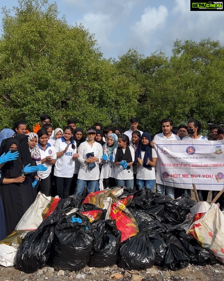 Tanishaa Mukerji Instagram - The only way I know how to celebrate the Independence Day of our great nation! Jai Hind! 🇮🇳💚 cleanup drive 12th august 2023 @nss_rizvicollege @bagarka_collage @v.tibrewala @itarunrathi @mangrove_foundation @oceanbeverages