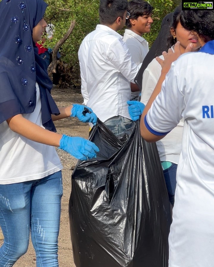 Tanishaa Mukerji Instagram - The only way I know how to celebrate the Independence Day of our great nation! Jai Hind! 🇮🇳💚 cleanup drive 12th august 2023 @nss_rizvicollege @bagarka_collage @v.tibrewala @itarunrathi @mangrove_foundation @oceanbeverages
