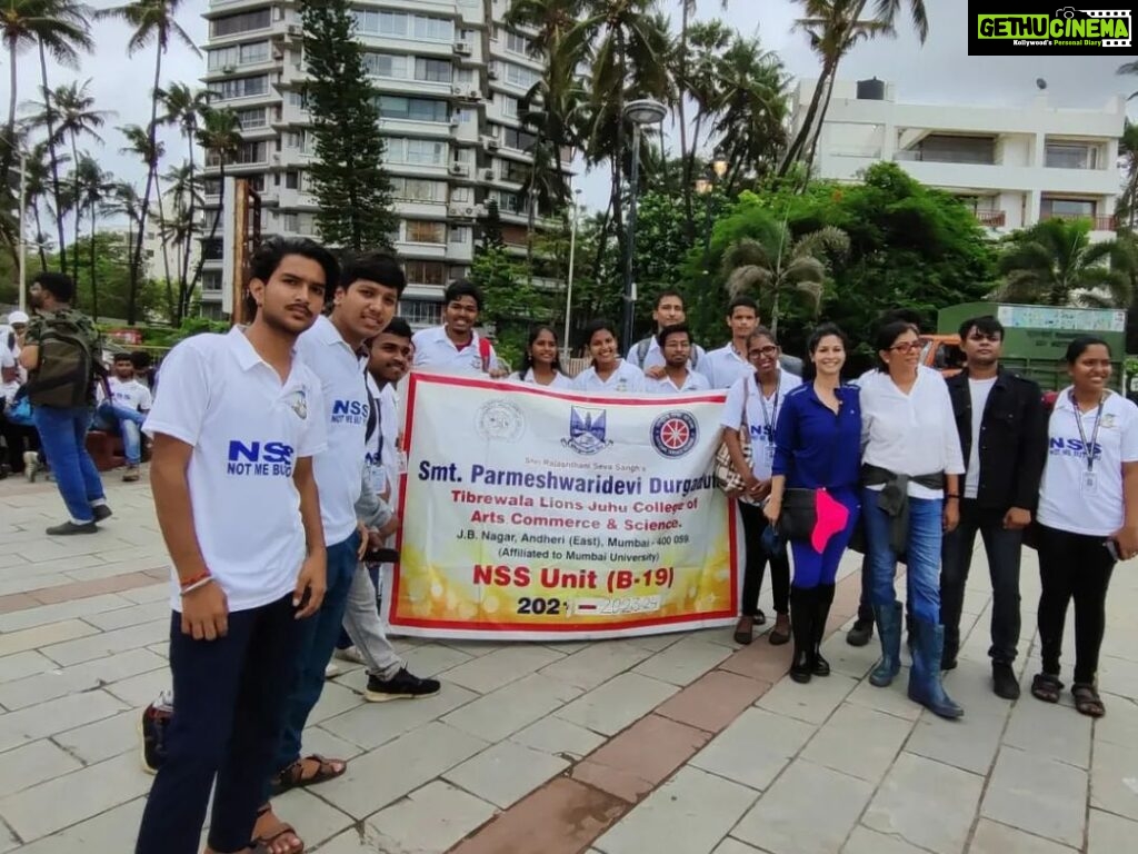 Tanishaa Mukerji Instagram - NSS Unit B19 SPDT college participated in a "Coastal Cleanup Drive" organization by My Green Society at Carter Road, Bandra West, on 16th September. We collected more plastics, glass pieces and cotton and other non degradable waste were collected in approx 8 garbage bags. Total number of Volunteers: 14 8 Boys, 6 Girls The collected waste was taken by NGO for disposal. India Mumbai