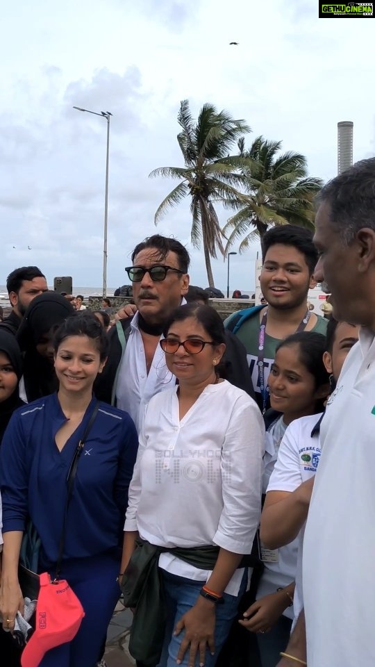 Tanishaa Mukerji Instagram - Tanisha Mukerji and Jackie Shroff at International Coastal Cleanup Day in Bandra! #tanishamykherji #JackieShroff #BollywoodNow #cleanupdrive #beachcleanup #bollywoodnews #celebfashion #celebrity #celebupdates